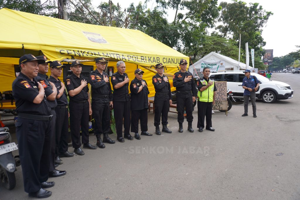 Personil Senkom Mitra Polri siaga di Pos PAM Lebaran 2025 di Cianjur