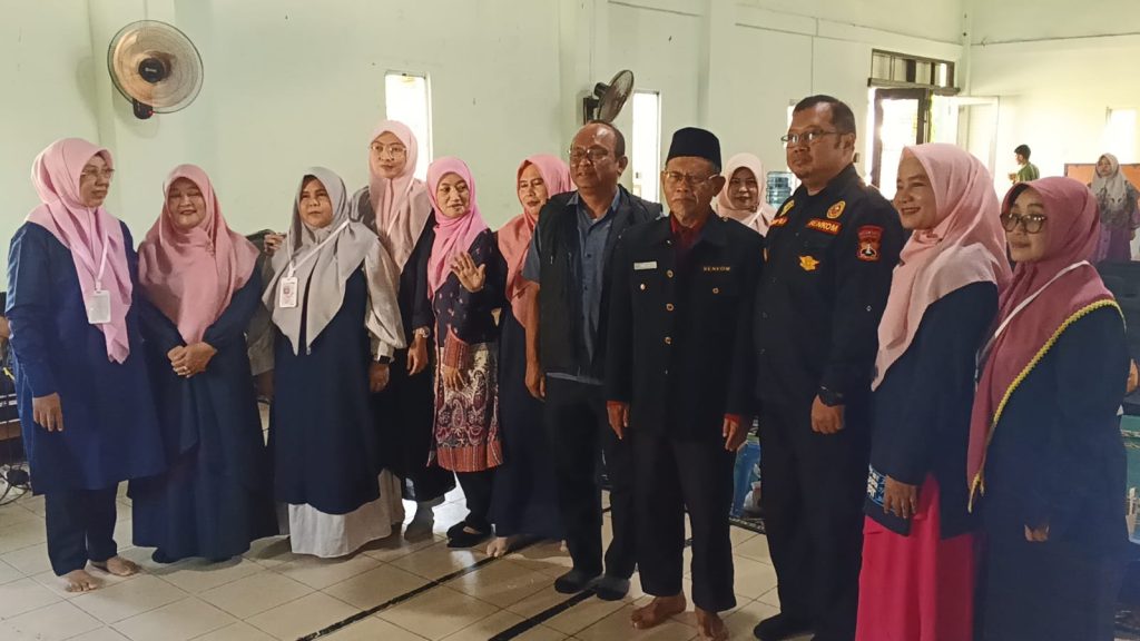 Pembina Senkom, Ir. H. Amir Yazid, MM (memakai peci) bersama Ketua Senkom Kota Cimahi, Teddy Wira Bhuana dan Ajat Sudrajat