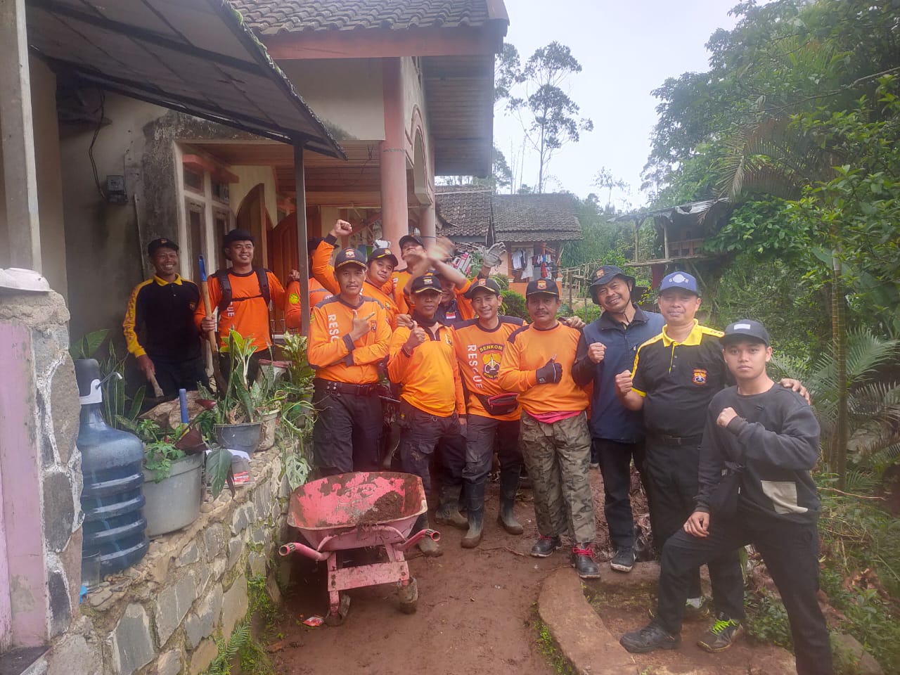 17 Personel Senkom Mitra Polri Kabupaten Bandung Tangani Rumah Warga Terdampak Longsor