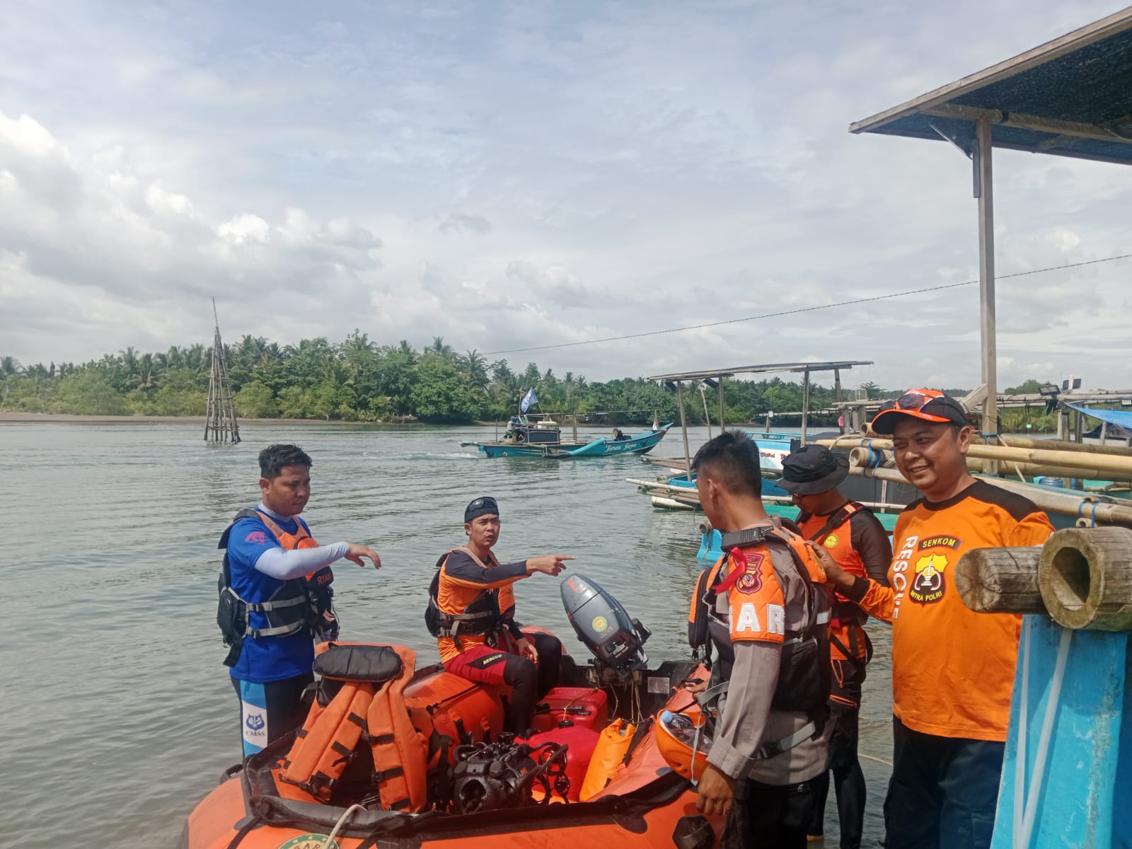 SENKOM Mitra Polri Bersama Polairud Cari Korban Kecelakaan Terjun Payung